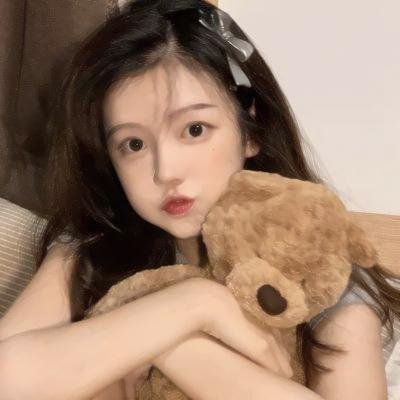穿粉红色裤子的男孩